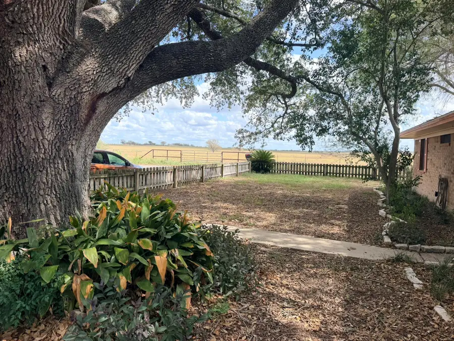 220 Parkview Dr, Luling, TX 78648 - #2