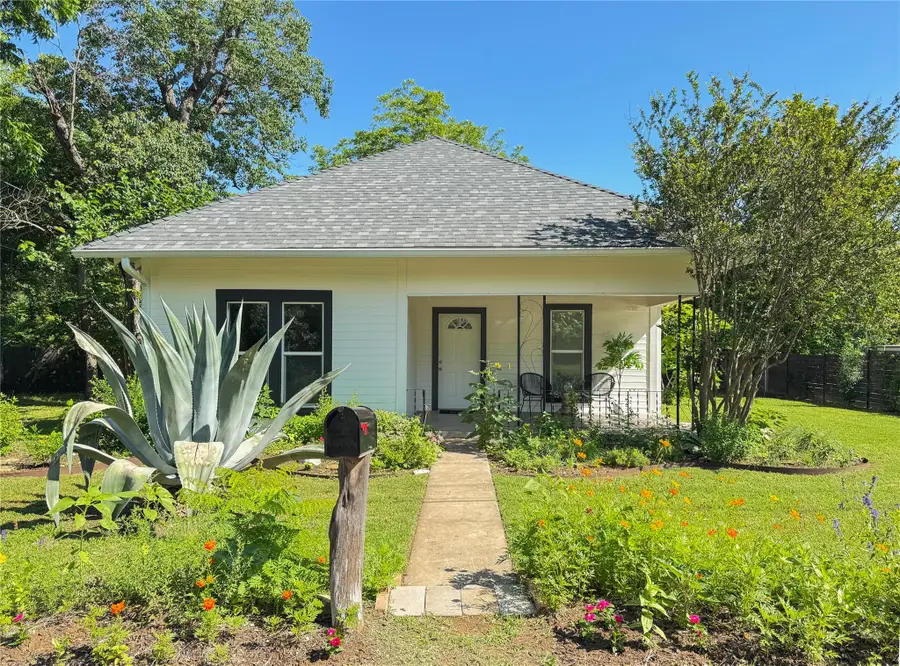 302 E Brenham St, Elgin, TX 78621 - #2