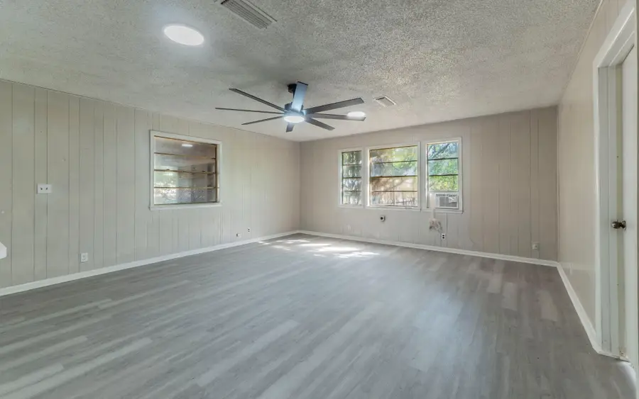 574 Oaklawn Dr, Rockdale, TX 76567 - Image #3