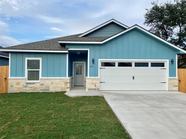 982 S Navarro St, Giddings, TX 78942