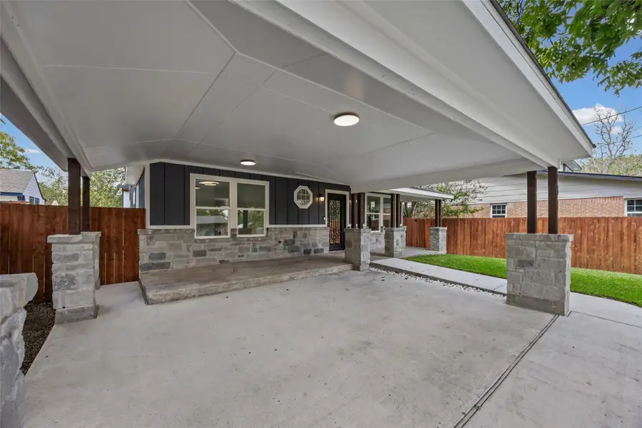 731 Neches St, Lockhart, TX 78644 - #3