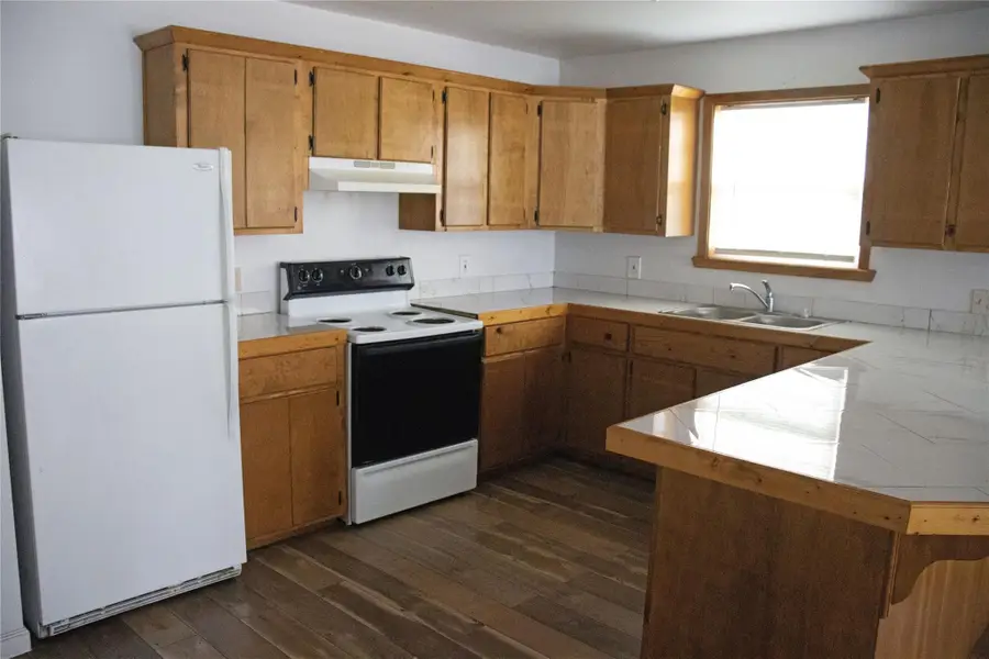 633 S Commerce St, Lockhart, TX 78644 - #2