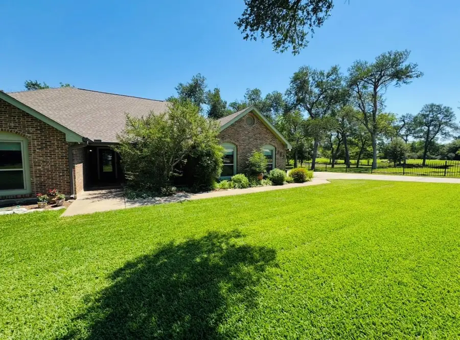 203 E 11th St, Elgin, TX 78621 - #3