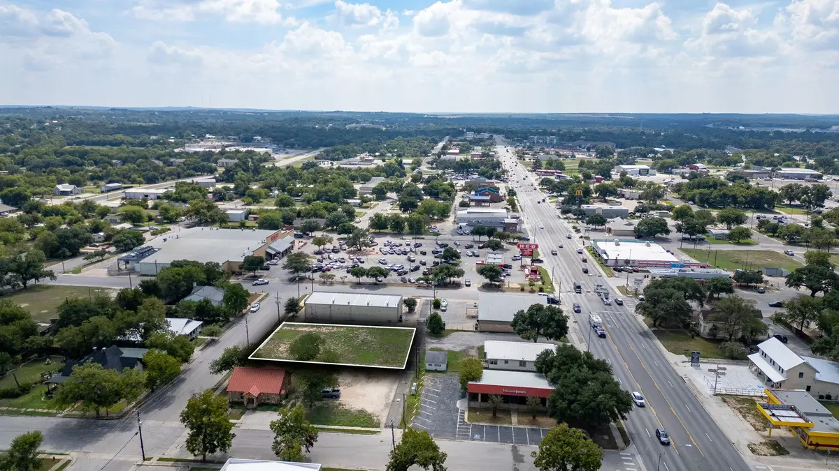 606 S Chestnut St, Lampasas, TX 76550 - #1