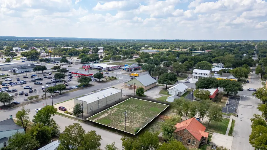 606 S Chestnut St, Lampasas, TX 76550 - #3