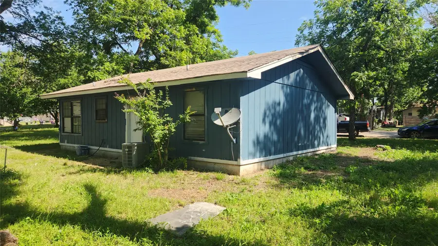 903 W 1st St, Cameron, TX 76520 - Image #3