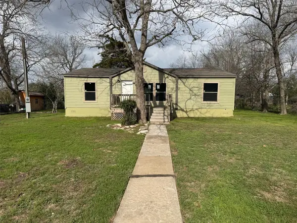 118 W 8th St, Flatonia, TX 78941