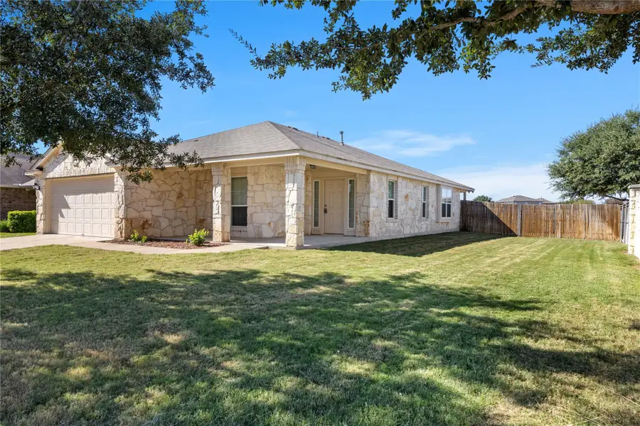 401 S Hunting Lodge Ln, Bastrop, TX 78602 - Image #2