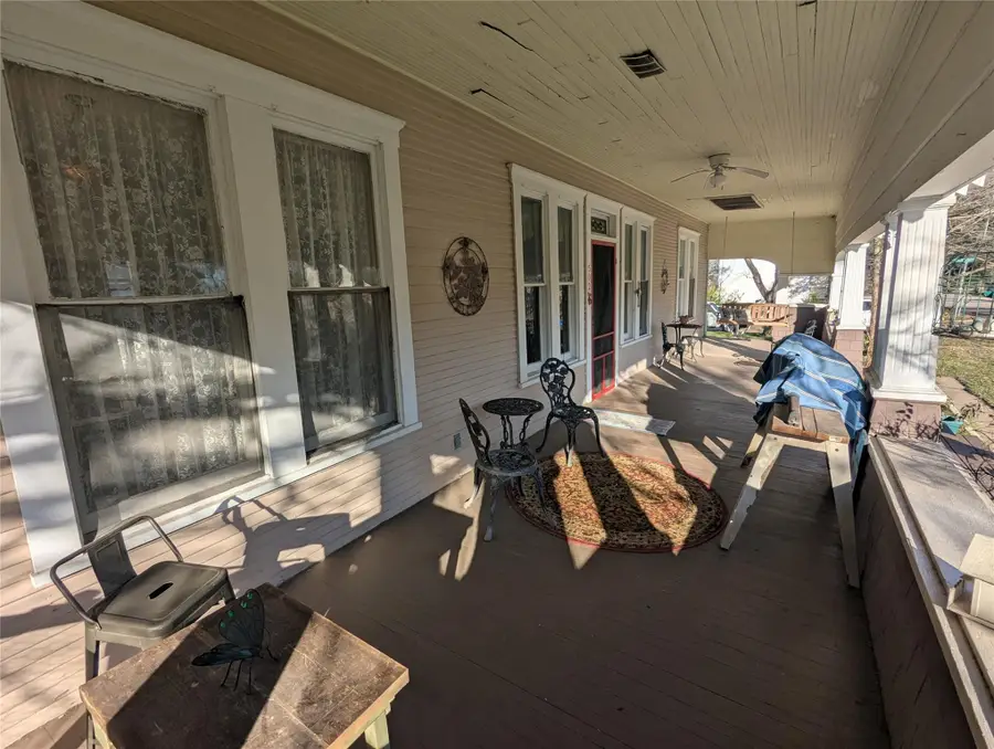 502 W 10th St, Taylor, TX 76574 - #3