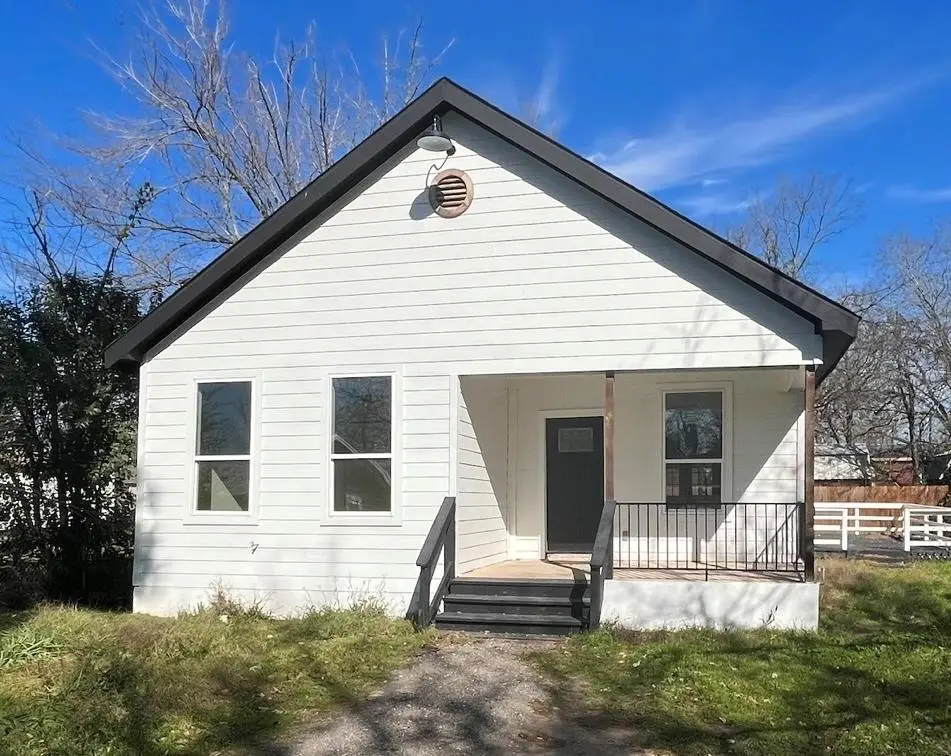 115 W Ila St, Elgin, TX 78621 - #1