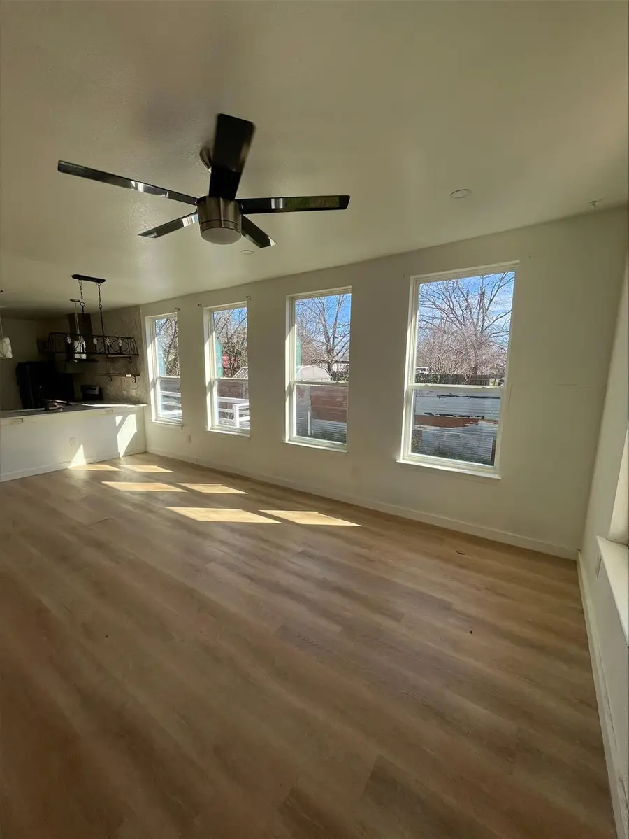 115 W Ila St, Elgin, TX 78621 - #2