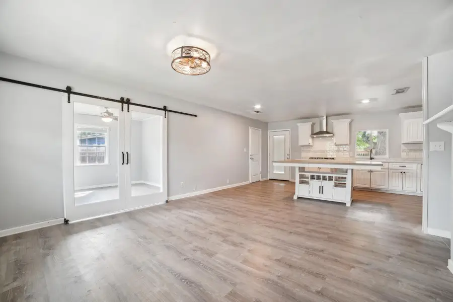 801 E Johnson St, Burnet, TX 78611 - Image #2