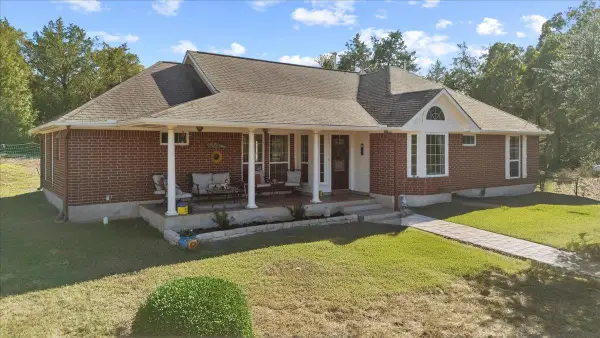 110 Sky Ranch Rd, Smithville, TX 78957