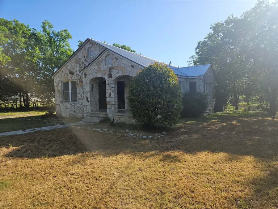 418 Wichita St, Lockhart, TX 78644 - #2
