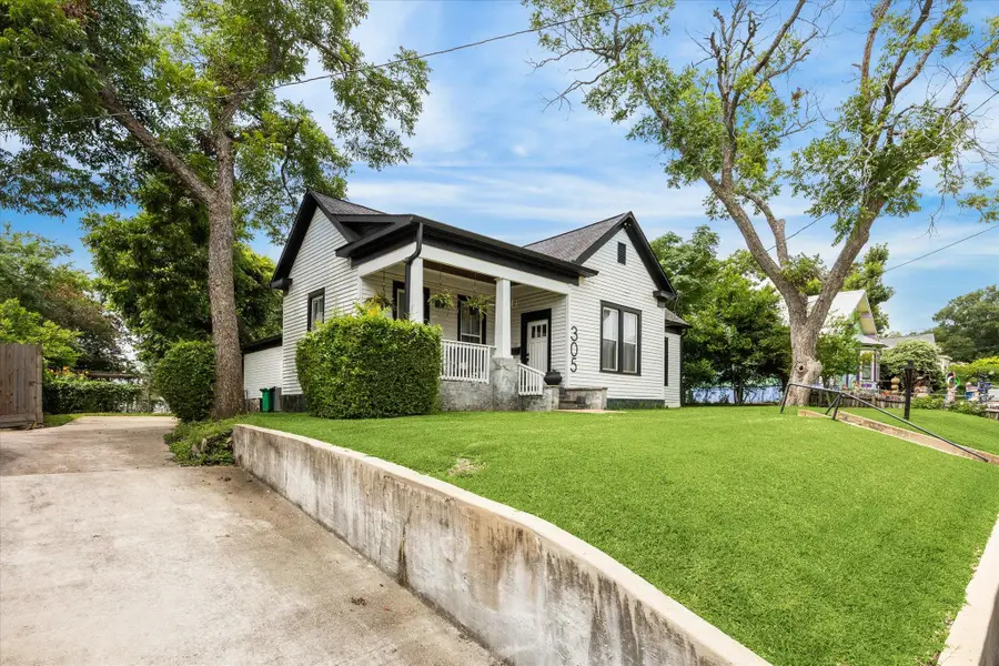 305 W Alamo St, Brenham, TX 77833 - #3