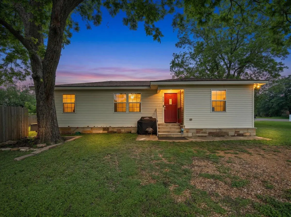 608 Washington St, Smithville, TX 78957 - #1