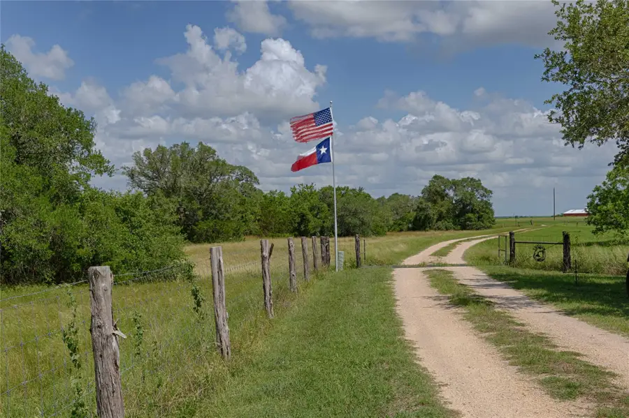 900 Schulze Rd, Muldoon, TX 78949 - Image #2