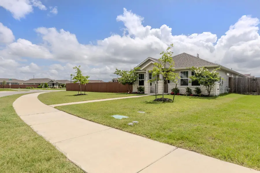934 Main St, Hutto, TX 78634 - #2