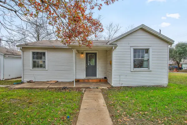 921 W 5th St, Taylor, TX 76574