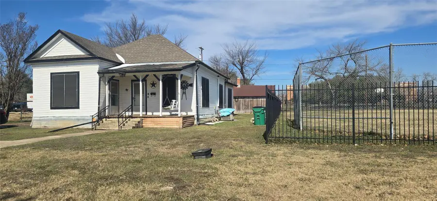 420 W 6th St, Taylor, TX 76574 - #2