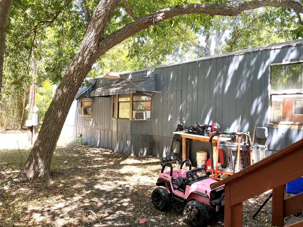 410 W North St, Kyle, TX 78640 - #1