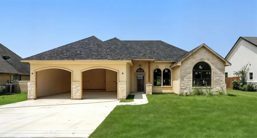 301 Live Oak St, Gonzales, TX 78629 - #3