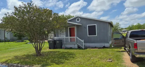 468 W Washington (2 Lots) St, Giddings, TX 78942