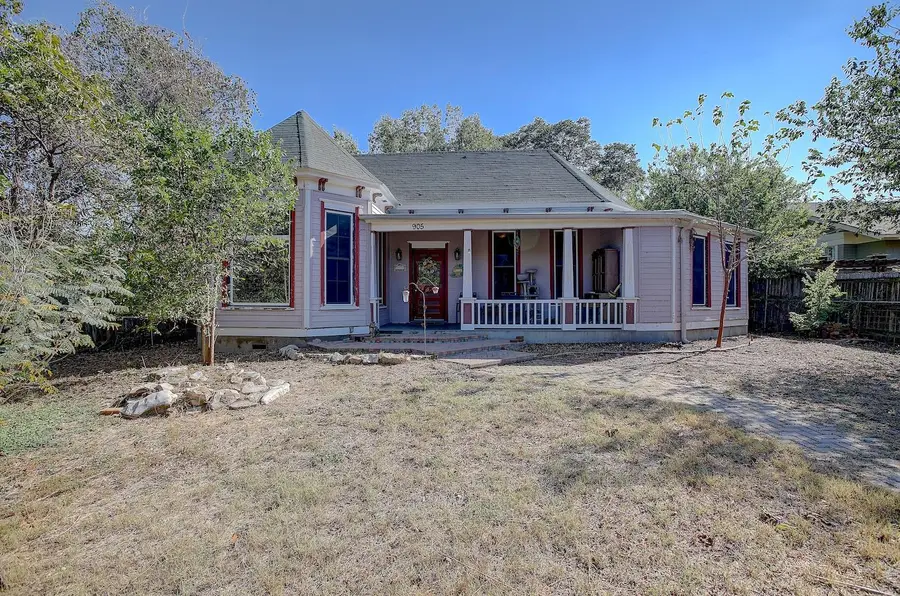 905 S Walnut St, Georgetown, TX 78626 - #2