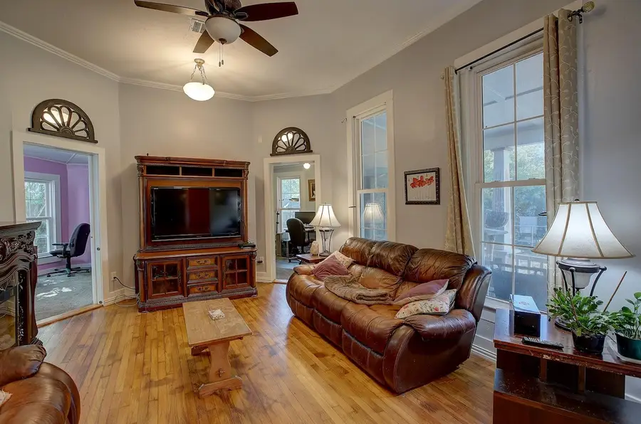 905 S Walnut St, Georgetown, TX 78626 - #3