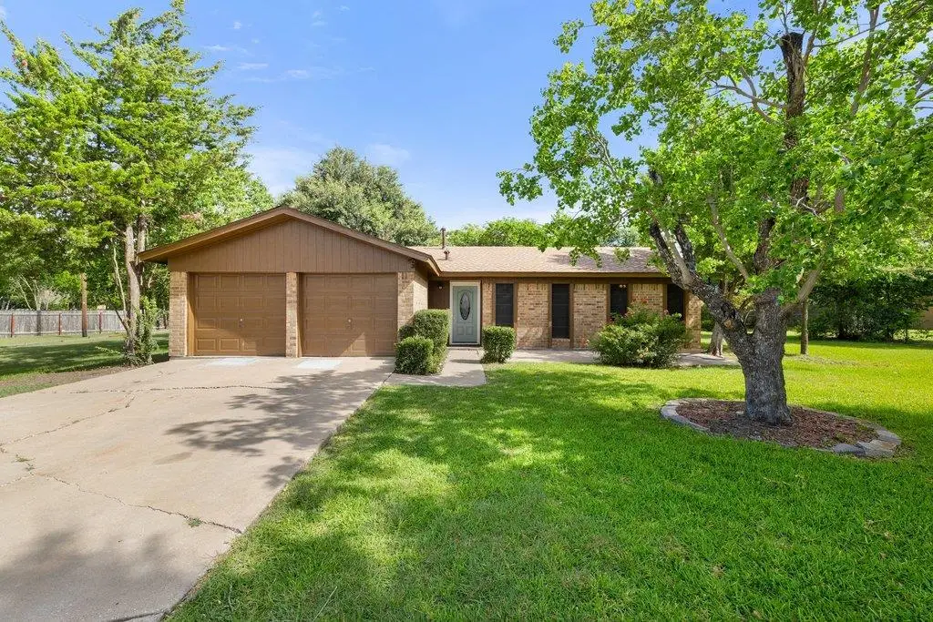 704 Brookwood Cir, Taylor, TX 76574 - #1