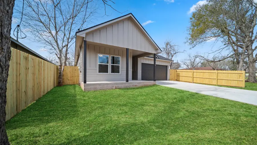 429 S Williamson St, Giddings, TX 78942 - #3