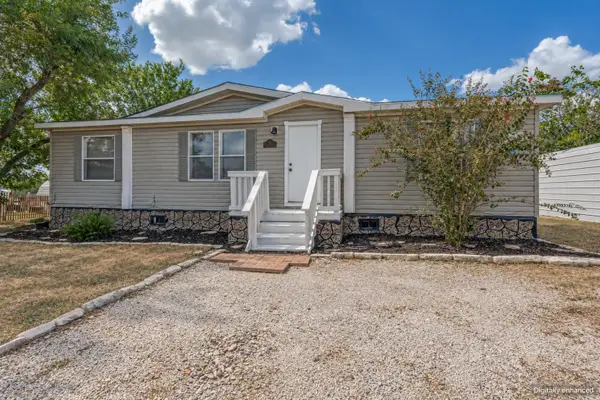 141 Davie Ln, Marion, TX 78124