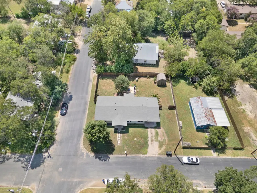 209 E Live Oak St, Burnet, TX 78611 - Image #2