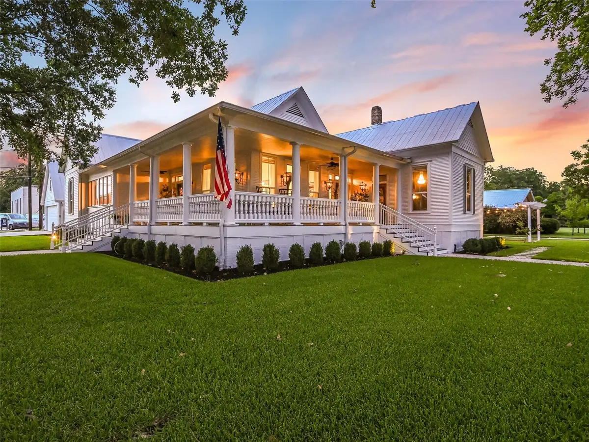107 NE 4th St, Smithville, TX 78957 - #1