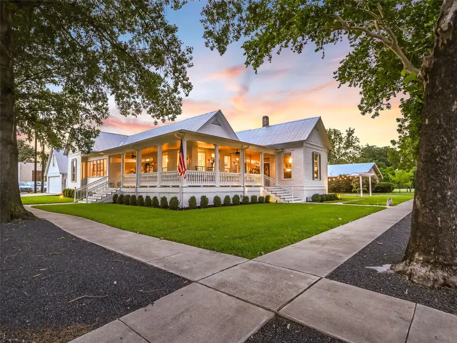 107 NE 4th St, Smithville, TX 78957 - #3