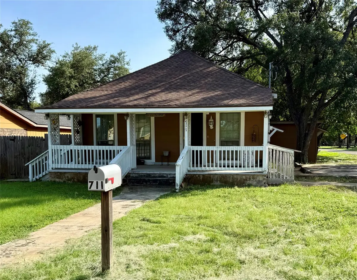 711 N Bishop St, San Marcos, TX 78666 - #1