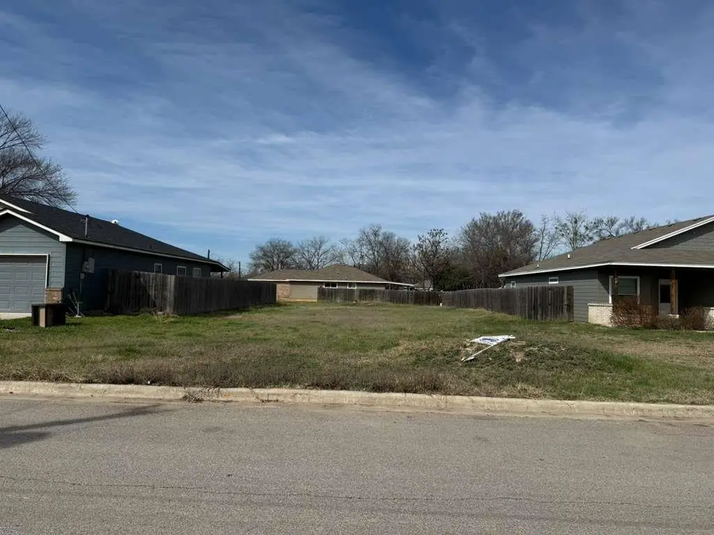 612 Briggs St, Lampasas, TX 76550 - #1