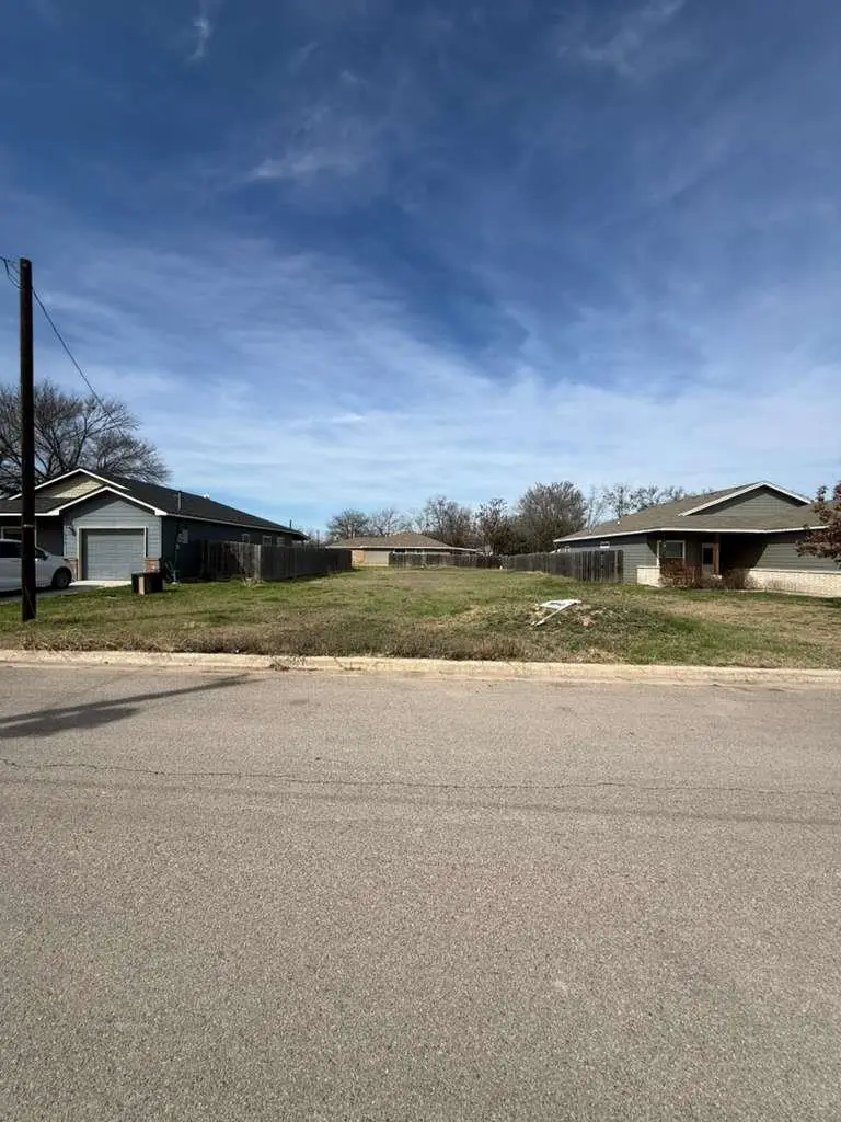 612 Briggs St, Lampasas, TX 76550 - #2
