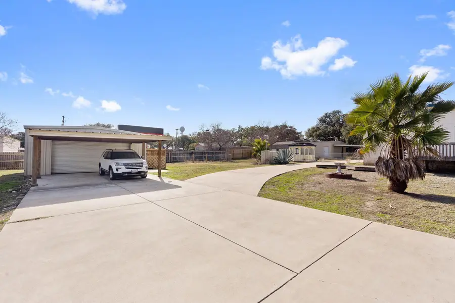 502 E Pecan Dr, Johnson City, TX 78636 - #3