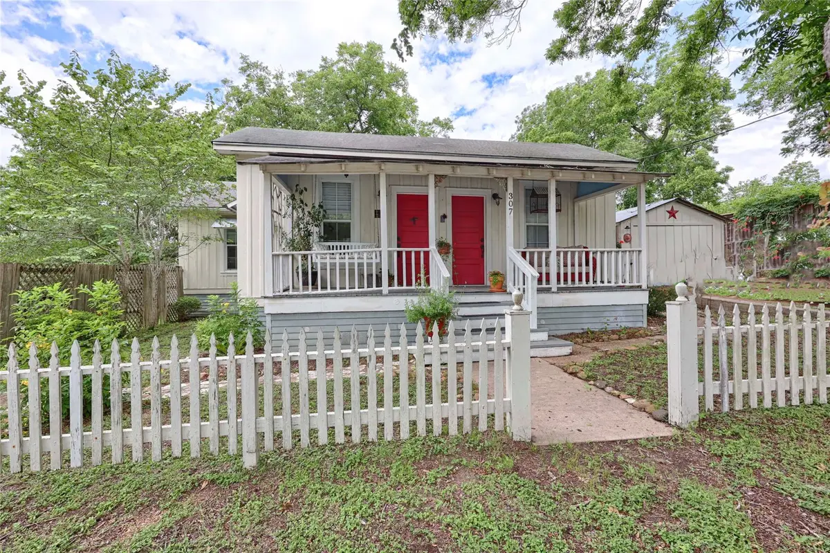 307 W Market St, Fayetteville, TX 78940 - #1