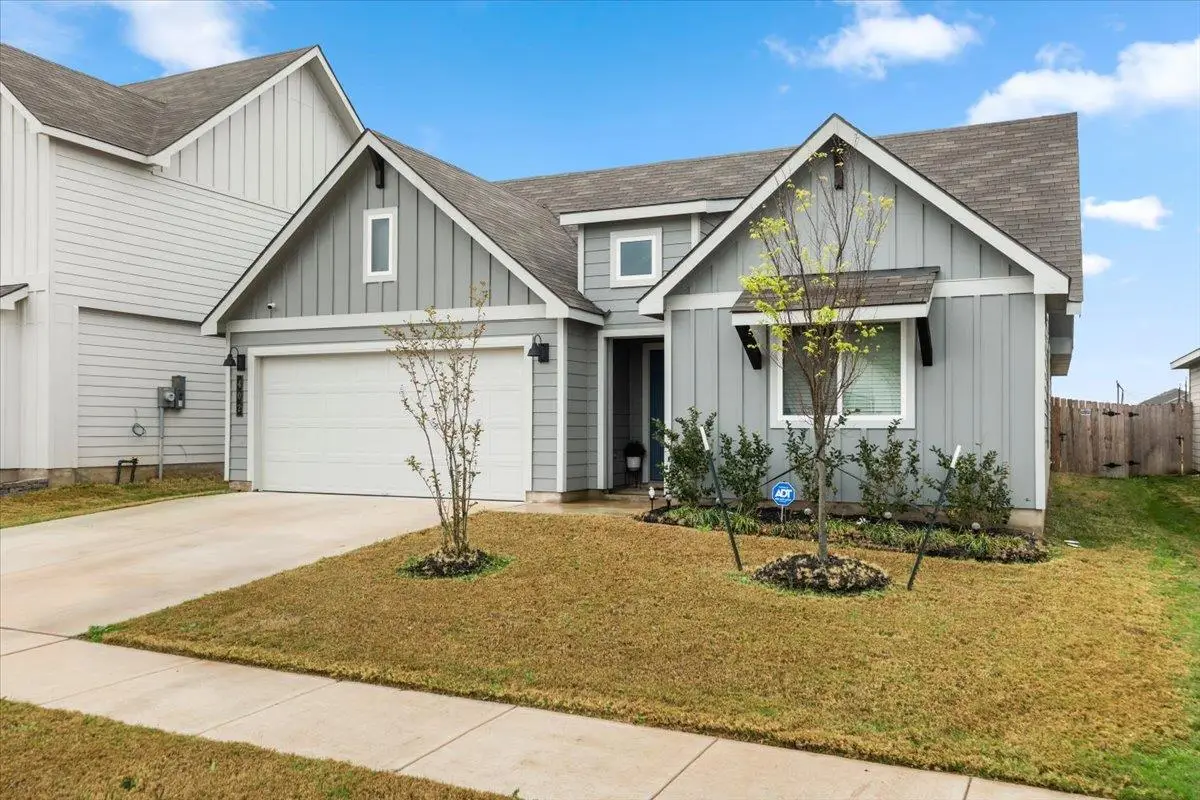 402 Perry Pl, Rockdale, TX 76567 - #1