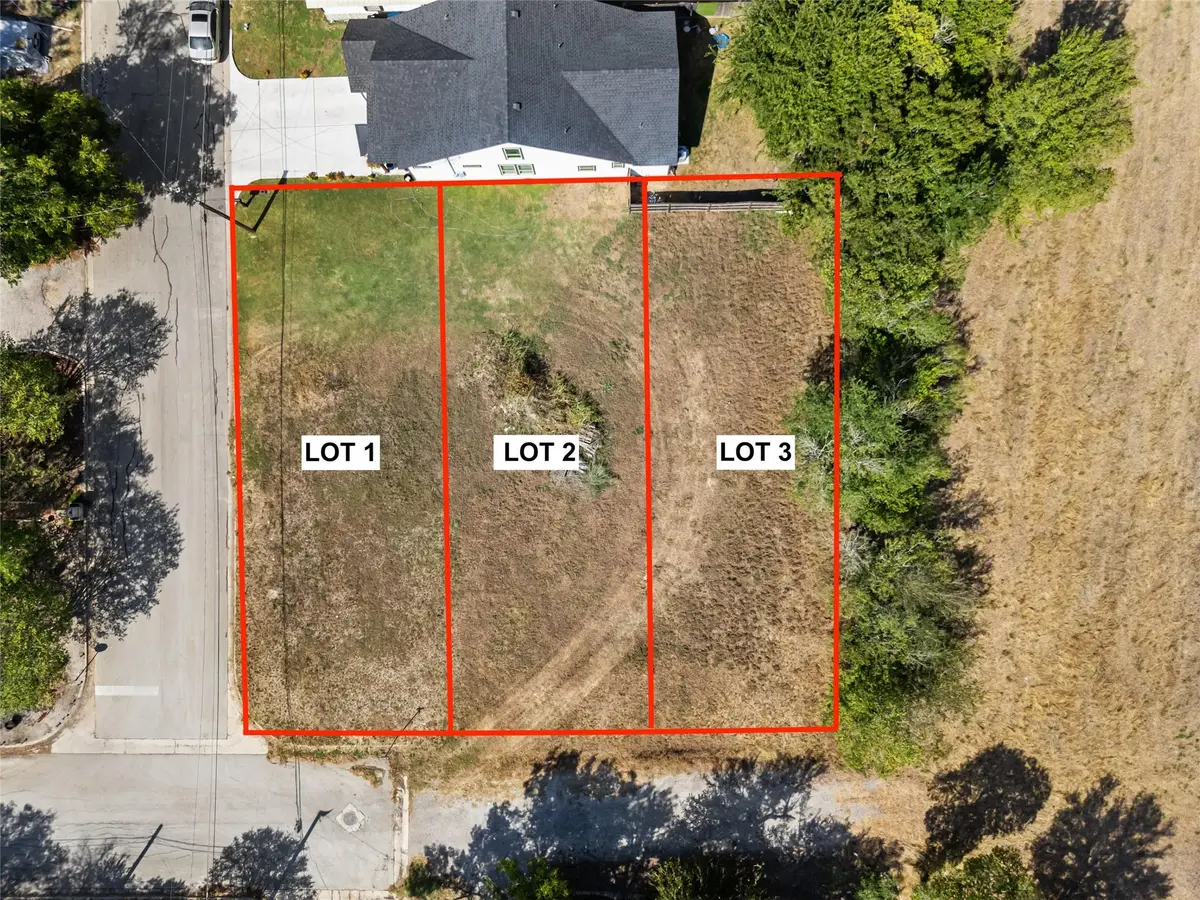 915 Torres St, Lockhart, TX 78644 - #1