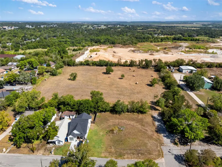 915 Torres St, Lockhart, TX 78644 - #3