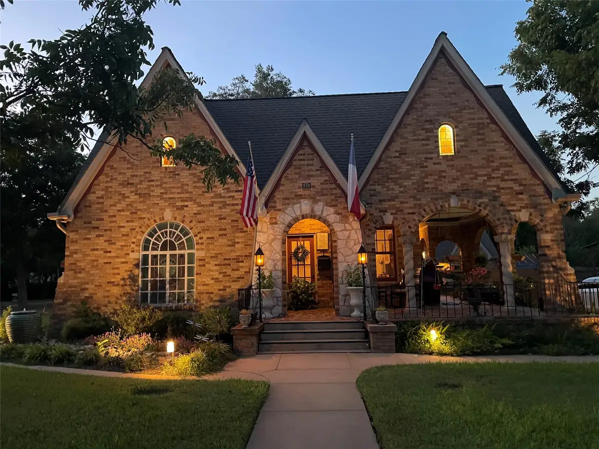 710 W 11th St, Taylor, TX 76574 - #1