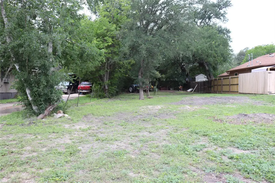 821 N Commerce St, Lockhart, TX 78644 - #2