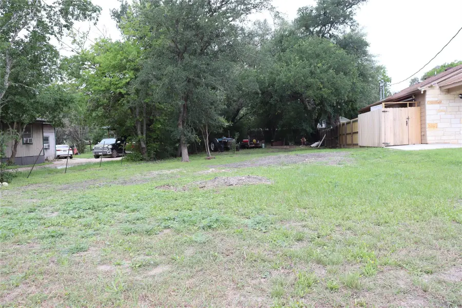 821 N Commerce St, Lockhart, TX 78644 - #3