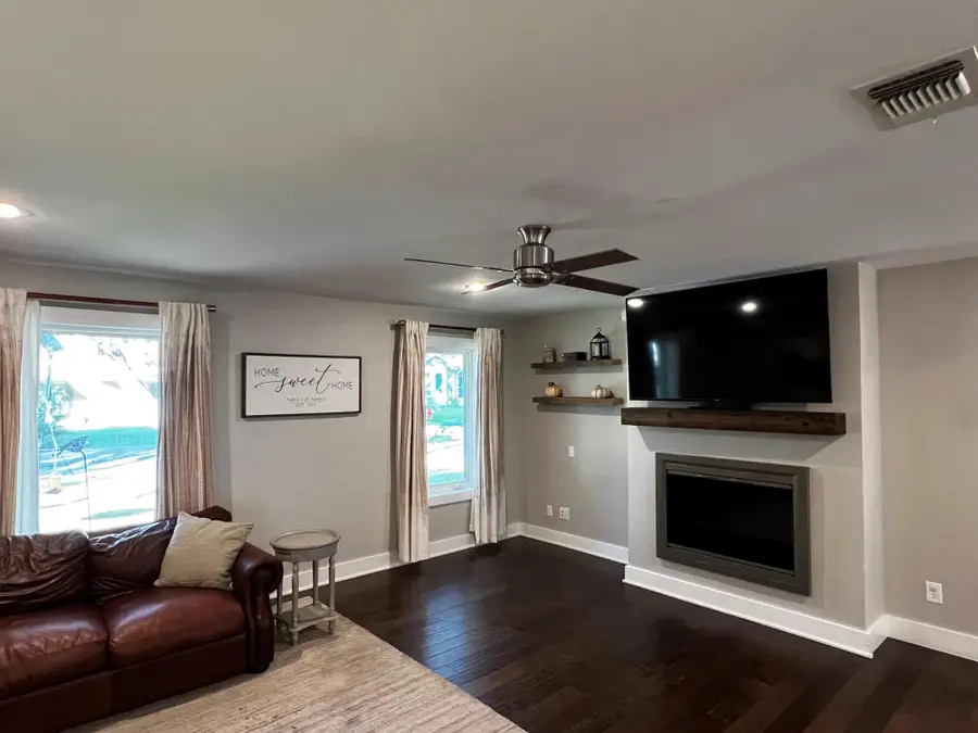 310 Buckeye Trl, La Grange, TX 78945 - #3