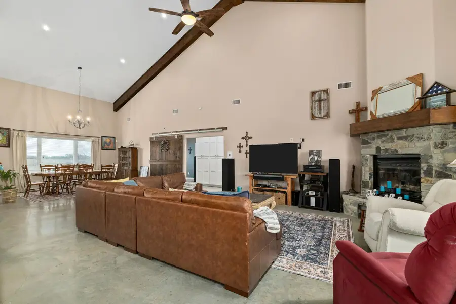 1138 Creekside Ln, Weimar, TX 78962 - #3