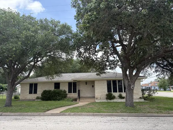393 N Manse Ave, Giddings, TX 78942