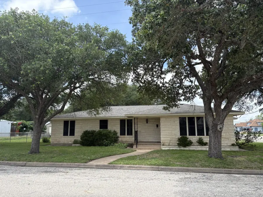 393 N Manse Ave, Giddings, TX 78942 - #2